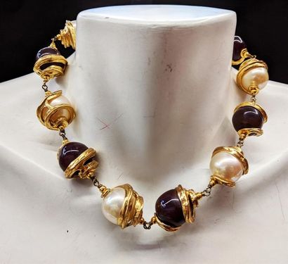 null YVES SAINT-LAURENT
Collier composé de perles en métal doré et boules émaillées,...