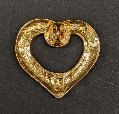 null YVES SAINT LAURENT
Broche en forme de coeur ajouré en métal doré.
3,5 x 3,7...