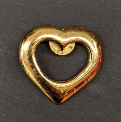 null YVES SAINT LAURENT
Broche en forme de coeur ajouré en métal doré.
3,5 x 3,7...