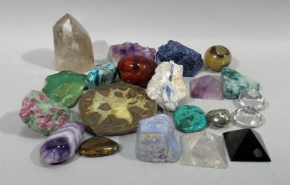 null Collection de pierres dures et semi-précieuses en minéraux et en pyramides comprenant...