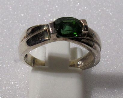 null Bague en argent massif centré d'un grenat tsavorite de taille ovale - TDD 59...