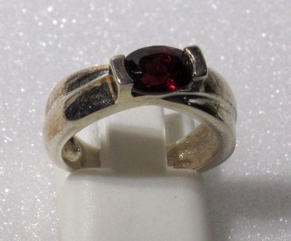 null Bague en argent massif centrée d'un grenat de taille ovale - TDD 50 - Poids...