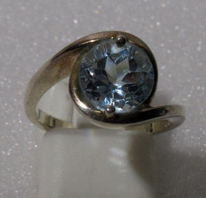 null Importante bague en argent massif 925/00 centrée d'une aigue-marine de forme...