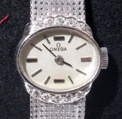 null OMEGA - Montre bracelet de dame en or blanc 18 K (750/oo), le cadran de forme...