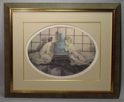 null Louis ICART (1888-1950) 
« Deux élégantes au bouddha bleu »
Lithographie ovale...