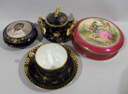 null Lot de porcelaine de Limoges : un sucrier couvert en bleu de Sèvres (prise acc.),...