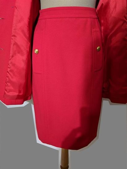 null YVES SAINT-LAURENT Rive gauche
Tailleur en laine rouge (T40) composé d'une veste...