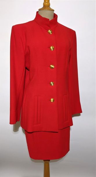 null YVES SAINT-LAURENT Rive gauche
Tailleur en laine rouge (T40) composé d'une veste...