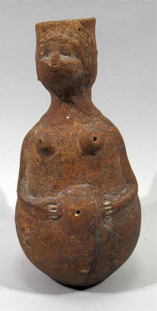 null Pichet anthropomorphe en terre cuite figurant une femme stylisée enceinte, les...