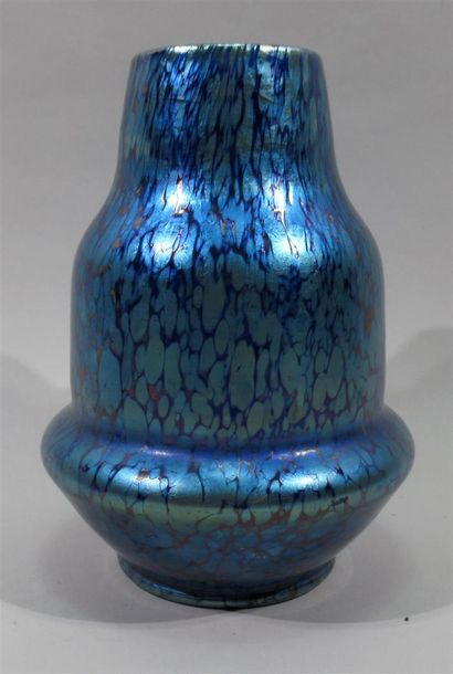 null LOETZ (Johann Loetz witwe, dit) dans le goût de - Vase en verre irisé bleu -...