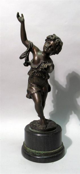 null E. PLAT (d'après)
Sujet en bronze figurant un jeune garçon dansant à patine...