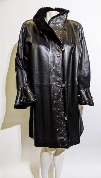 null YVES SAINT-LAURENT Fourrure
Manteau long en cuir lisse noir, intérieur et col...