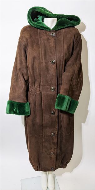 null YVES SAINT-LAURENT Fourrure
Manteau long à capuche en peau retournée, intérieur...