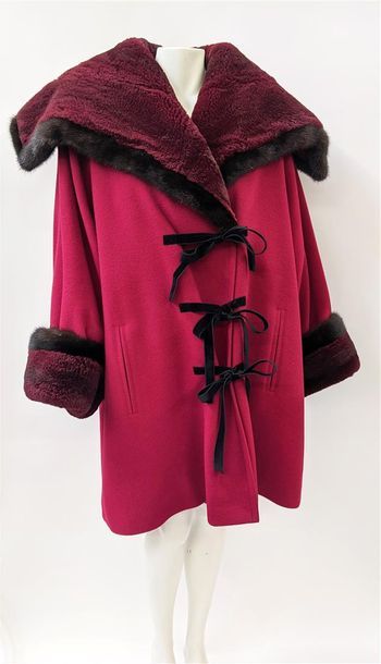 null YVES SAINT-LAURENT Fourrure
Manteau mi-long en drap de laine rouge, le large...