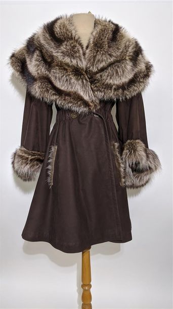 null YVES SAINT-LAURENT Fourrure
Manteau mi-long en daim marron, le col, les pougnées...