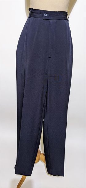 null YVES SAINT-LAURENT Rive gauche
Pantalon droit en viscose bleu marine, taille...