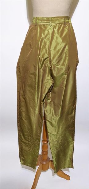 null YVES SAINT-LAURENT Rive gauche
Pantalon en soie couleur pistache, taille estimée...