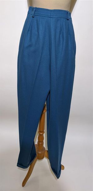 null YVES SAINT-LAURENT Variation

Pantalon en laine bleue (T36/38)
(Etiquette c...