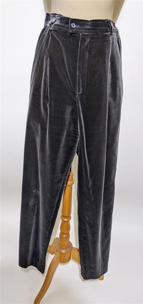 null YVES SAINT-LAURENT Rive Gauche
Pantalon en velours de coton gris (T36)