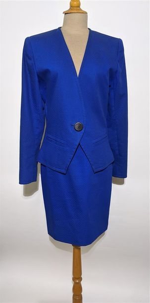 null YVES SAINT-LAURENT Variation
Tailleur en coton bleu roi, composé d'une veste...