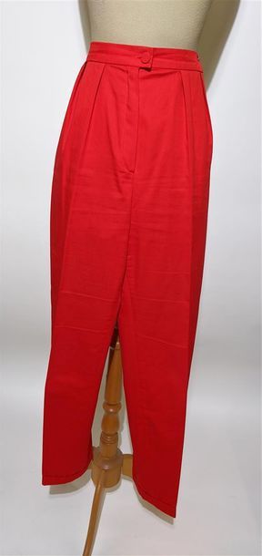 null Lot de deux pantalons en coton rouge et vert l'un Cacharel et l'autre Inès de...