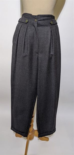 null LOT de trois pantalons en laine noir et gris anthracite taille 38 environ l'un...