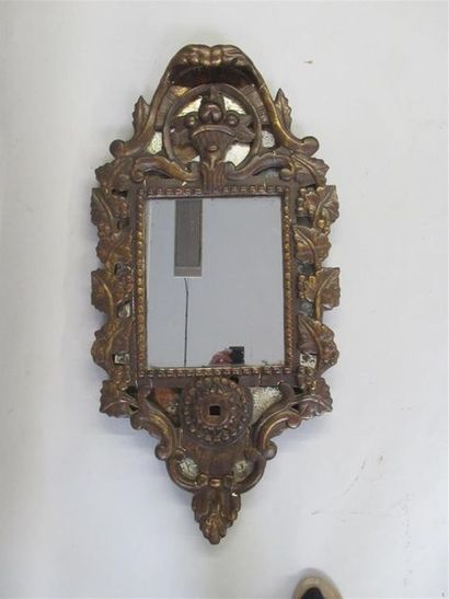 null Miroir, le cadre en bois stuqué et doré à décor ajouré d'un fronton 
Epoque...