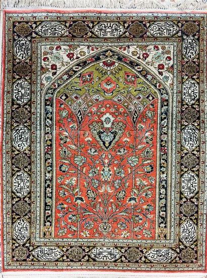 null INDE
Suite de deux tapis en soie à décor de mihrab et de niches à prier.
161...
