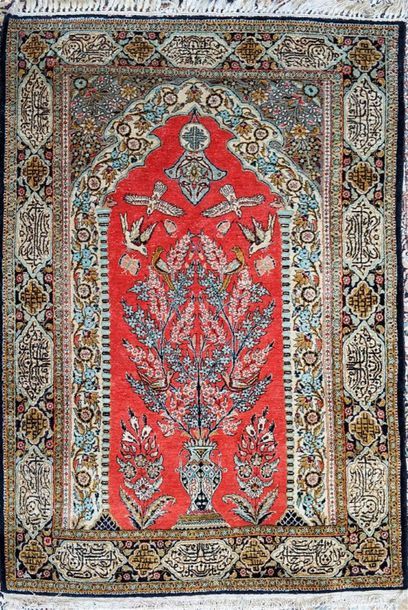 null INDE
Suite de deux tapis en soie à décor de mihrab et de niches à prier.
161...