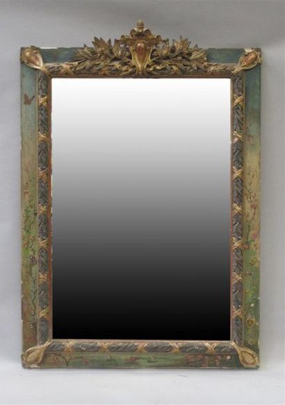 null Important miroir de cheminée biseauté dans un encadrement en bois peint et laqué...