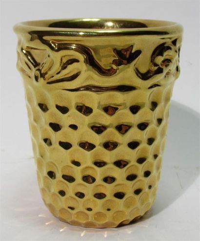 null "Dé d'or" de Christian DIOR en porcelaine dorée
H. 10cm

Le Dé d'or est un prix...