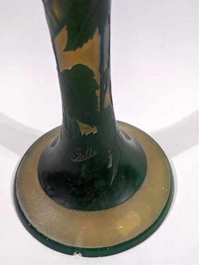 null ETABLISSEMENTS GALLE
Important vase soliflore en verre jaune doublé vert dégagé...