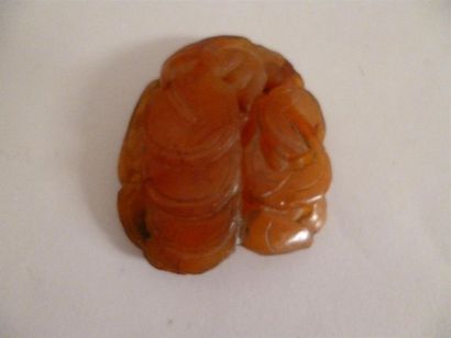 null Pendentif en agate suclpté de chauve-souris d'où s'échappent des sapèques, exprimant...