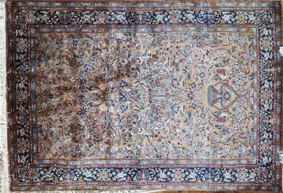 null INDE
Tapis en laine Sunderban à décor de semi de rinceaux fleuris 
220 x 149...