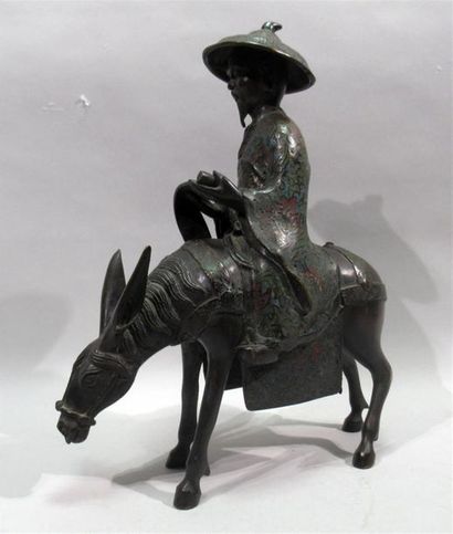 null Sculpture en bronze et émaux représentant un lettré chevauchant un âne, Chine...