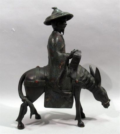 null Sculpture en bronze et émaux représentant un lettré chevauchant un âne, Chine...
