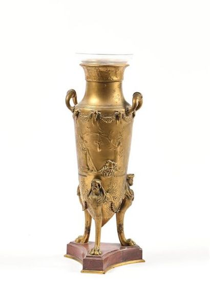 null Ferdinand LEVILLAIN (1837-1905) 
Vase en bronze à patine dorée à décor d'un...