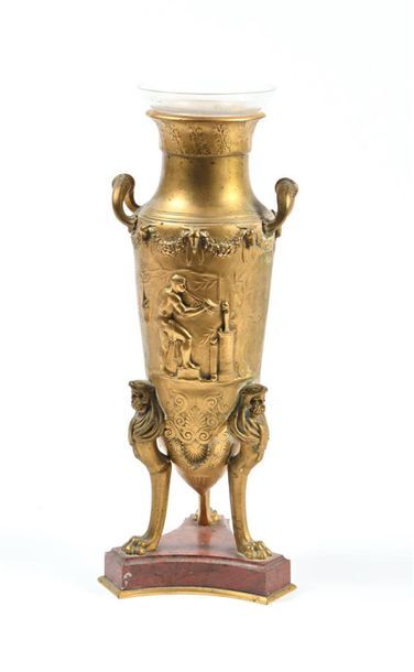 null Ferdinand LEVILLAIN (1837-1905) 
Vase en bronze à patine dorée à décor d'un...