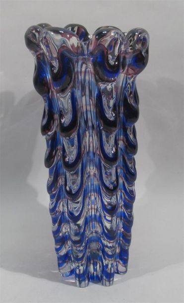null Vase en verre translucide multicouches bleu et violet à décor de godrons stylisés
Travail...