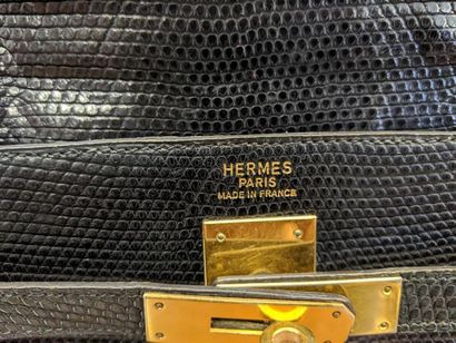 null HERMÈS Paris
Sac Kelly 32 en cuir noir verni, à un rabat et une anse. Intérieur...