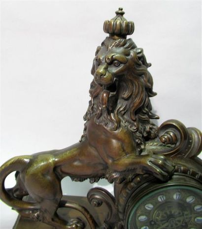 null H. LUPPENS (actif milieu XIXe)
Pendule en bronze à décor d'un lion couronée....