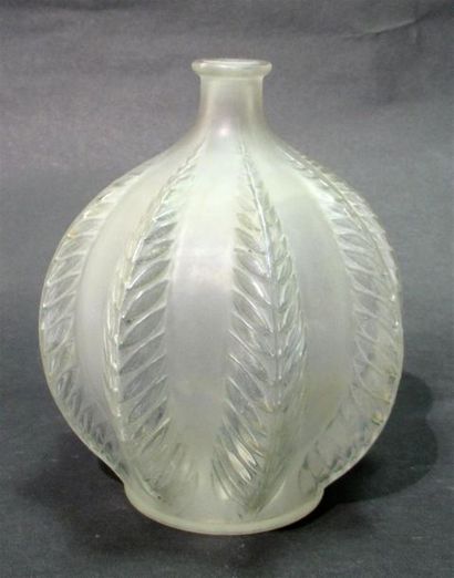 null R. LALIQUE
Vase modèle "Malines" ou "Feuilles pointues", épreuve en verre soufflé...