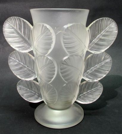 null PIERRE D'AVESN - FRANCE (1901-1990-91)
Vase en verre pressé moulé dépoli modèle...