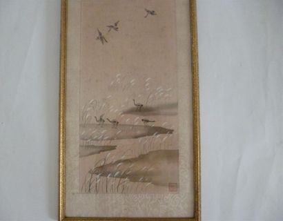 null Peinture sur soie d'oiseaux volant au-dessus des roseaux signé d'un cachet Japon...