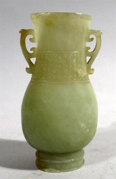 null Petit vase en jade sculpté, 
Chine, XIXe siècle
(un éclat au talon restauré,...