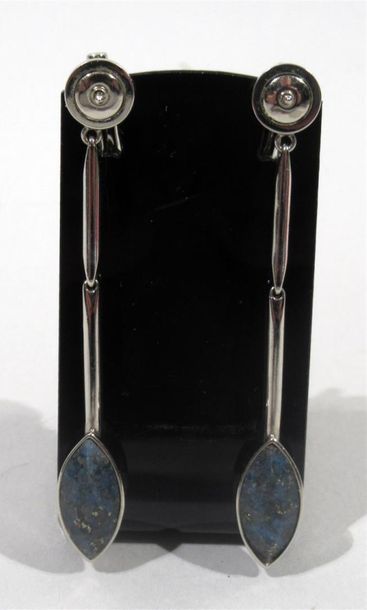 null CHRISTIAN DIOR - Paire de pendants d'oreille en métal argenté orné de cabochons...
