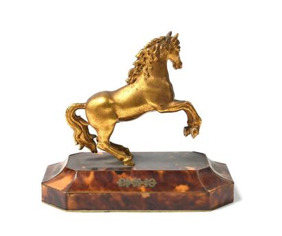 null Petit bronze ciselé et doré représentant un cheval cabré, sur un socle à doucine...
