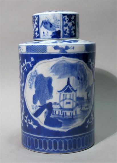 null Pot à thé couvert en porcelaine à décor en camaïeu bleu à décor biface de pagode...