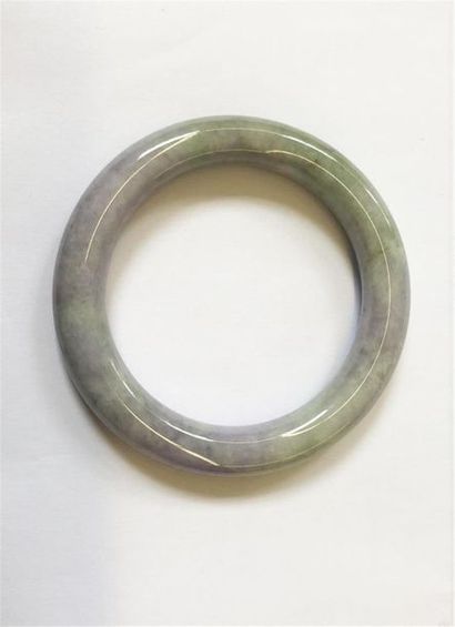 null Bracelet rond en jadéite 
Diamètre extérieur 8cm, diamètre intérieur 6cm