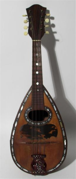 null Mandoline en bois à décor incrusté de nacre et plaquettes d'écaille, et os,...